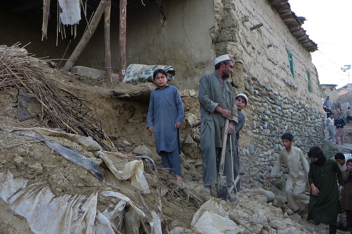 Una familia observa su casa derruida en Bajaur, Pakistán. (Anwarullah KHAN / AFP)