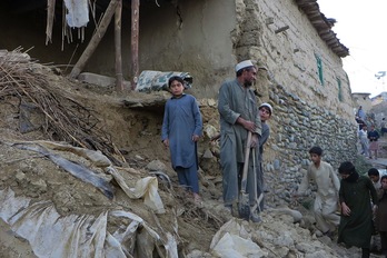 Una familia observa su casa derruida en Bajaur, Pakistán. (Anwarullah KHAN / AFP)