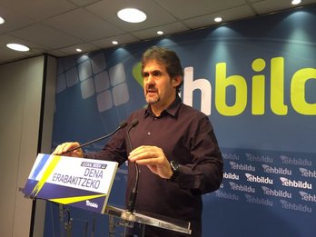 Pello Urizar en la comparecencia ofrecida en Donostia. (@EHBildu)