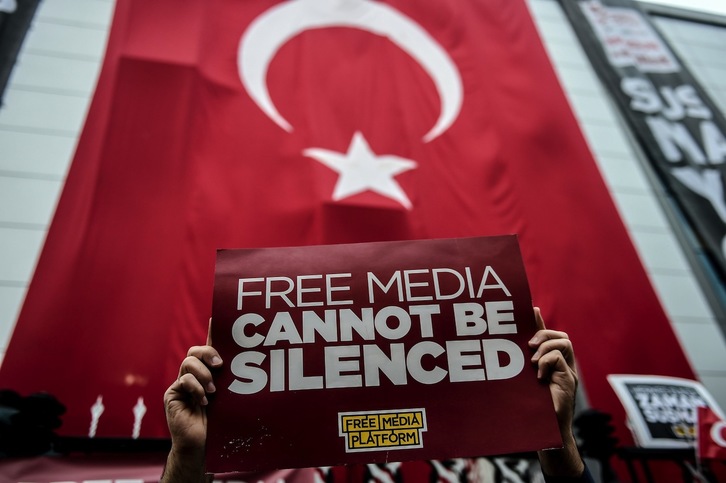 Protesta después de que el Gobierno turco se haya hecho con el control de varios medios. (Ozan KOSE / AFP)