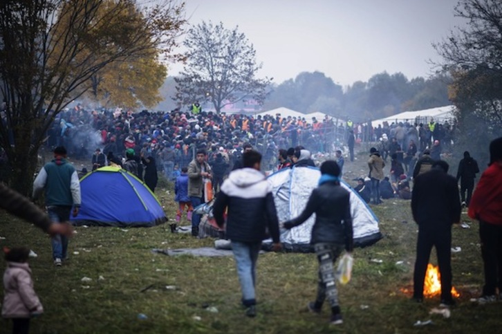 Refugiados aguardan en la zona fronteriza entre Austria y Eslovenia. (Rene GOMOLJ/AFP PHOTO)
