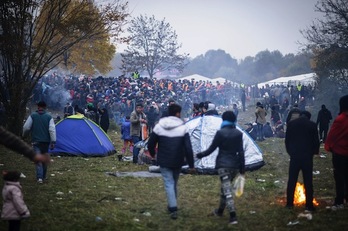 Refugiados aguardan en la zona fronteriza entre Austria y Eslovenia. (Rene GOMOLJ/AFP PHOTO)