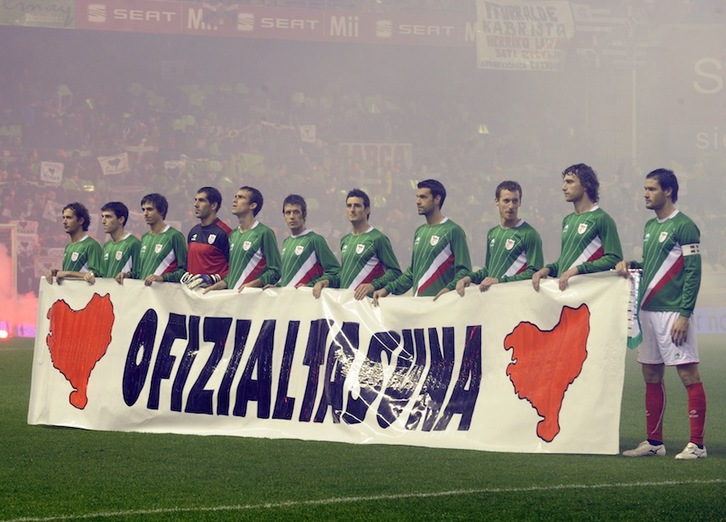 Partido entre la selección vasca y Túnez en San Mamés, en diciembre de 2011. (Monika DEL VALLE/ARGAZKI PRESS)