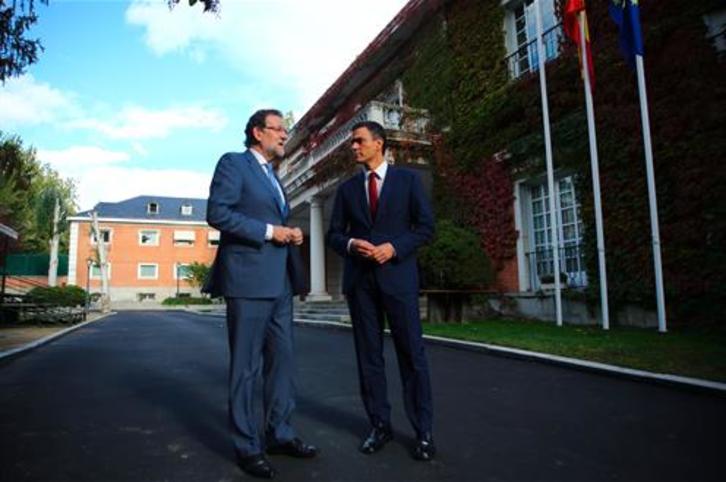 Mariano Rajoy y Pedro Sánchez, en el exterior de La Moncloa. (www.lamoncloa.gob.es)