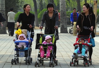 Tres mujeres pasean con sus hijos por un parque de Pekín. (Frederic J. BROWN/AFP PHOTO)