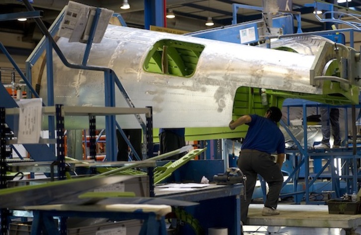 Un operario trabaja en la planta de Aernnova en Berantevilla. (Raul BOGAJO/ARGAZKI PRESS)