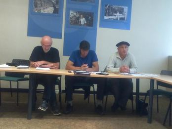 Les représentants d’EHLG appellent les conseillers municipaux à voter en faveur de la Communauté Pays Basque.©Marga Forestier