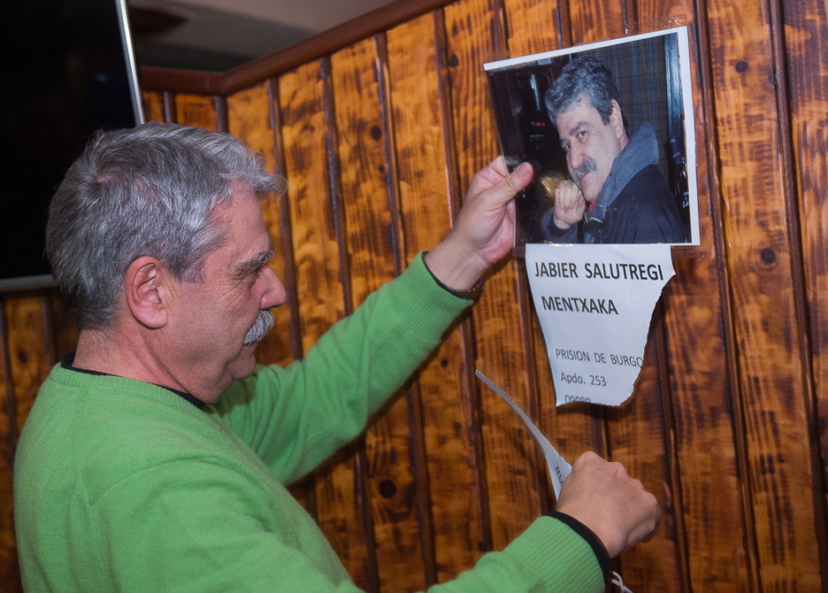 Salutregi retira su foto con la dirección de la cárcel de Burgos.  (Luis JAUREGIALTZO / ARGAZKI PRESS)
