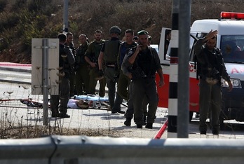 Servicios de seguridad y de emergencias desplegados en el lugar donde un palestino ha fallecido por disparos israelíes. (Jaafar ASHTIYEH/AFP PHOTO)