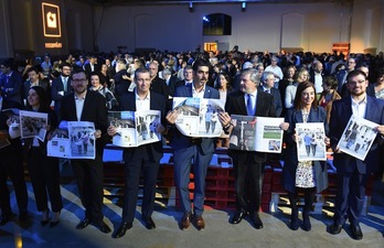 Autoridades y responsables de Donostia 2016 posan con el programa. (Andoni CANELLADA / ARGAZKI PRESS)