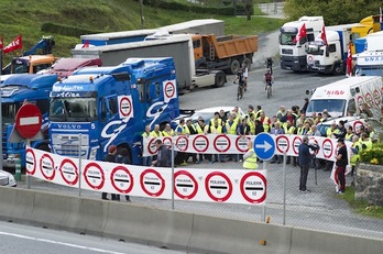 Protesta de los transportistas contra la implantación de un peaje para camiones en Etzegarate. (Juanan RUIZ/ARGAZKI PRESS)