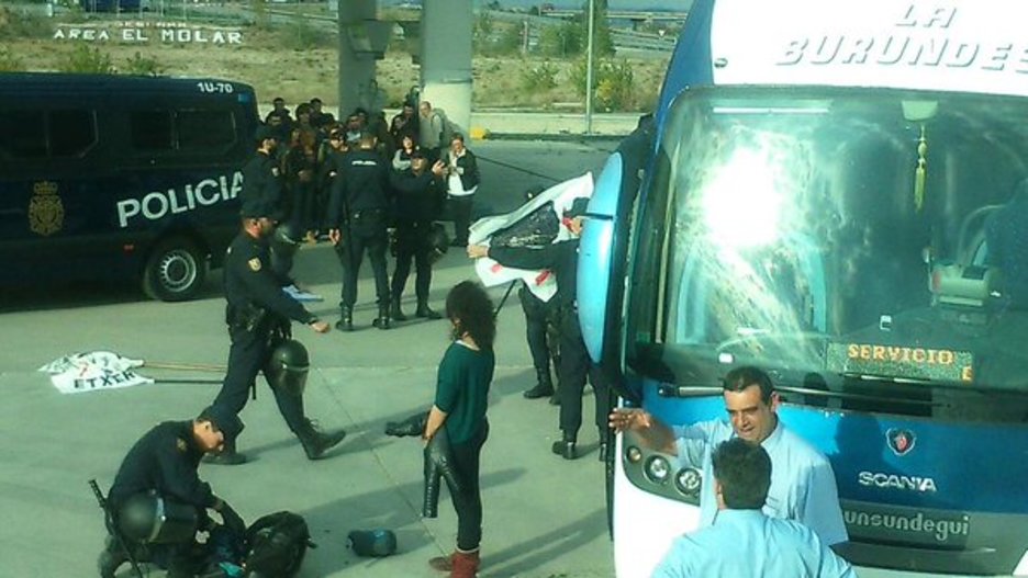 La Policía española ha registrado los autobuses prodecentes de Euskal Herria antes de su entrada en Madrid. (@iontelleria)