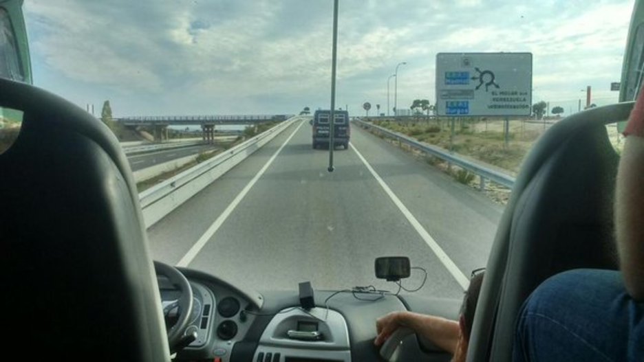 Los autobuses vascos, finalmente, han accedido a Madrid escoltados por furgones policiales. (@iontelleria)