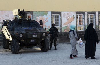 Fuerzas especiales turcas en Diyarbakir custodian un colegio electoral. (Ilyas AKE / AFP)