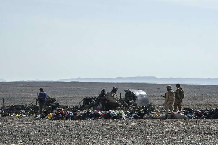 Restos del avión siniestrado. (Khaled DESOUKI / AFP)