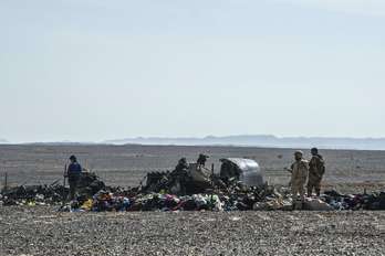 Restos del avión siniestrado. (Khaled DESOUKI / AFP)