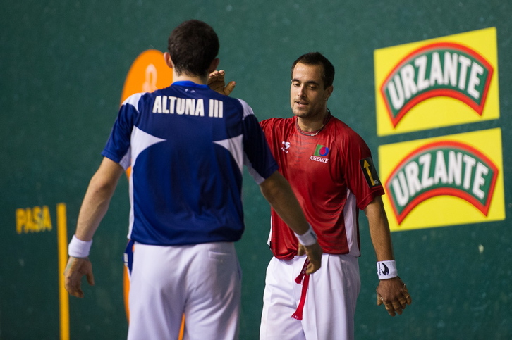 Oinatz saluda a Altuna. (Juan Carlos RUIZ / ARGAZKI PRESS)