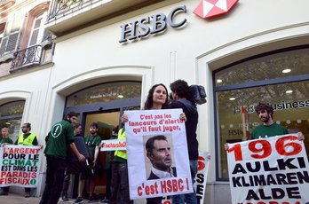 Bizi! mugimenduak Baionako HSBC bankuaren egoitzan egin duen ekintza. (@bizimugi)