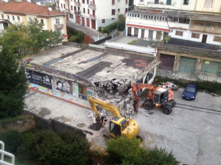 Makinak Kortxoenea eraisten. (Gorka RUBIO / ARGAZKI PRESS)