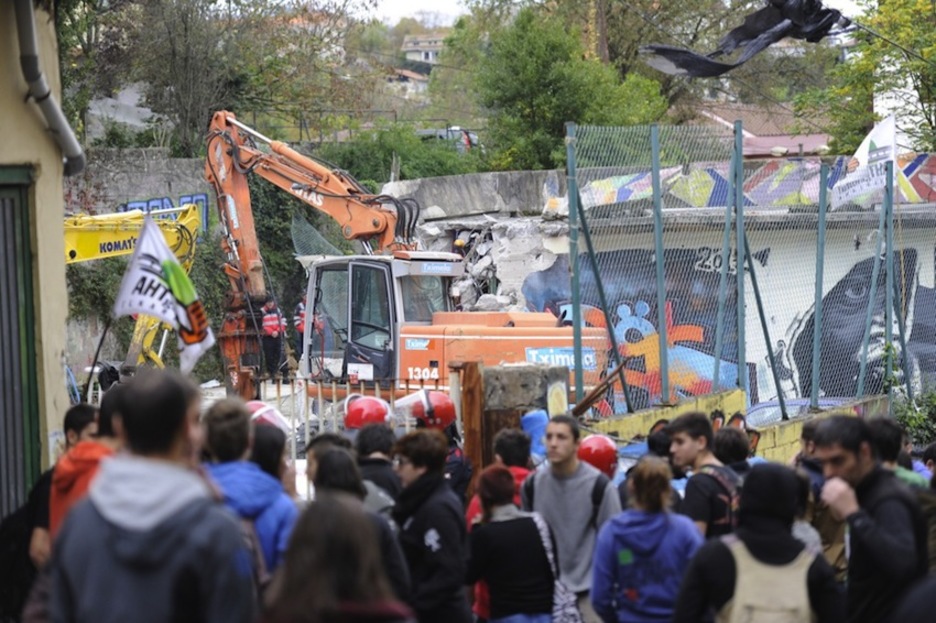 Decenas de jóvenes se han dado cita en el exterior del recinto. (Gorka RUBIO / ARGAZKI PRESS) Decenas de jóvenes se han dado cita en el exterior del recinto. (Gorka RUBIO / ARGAZKI PRESS)