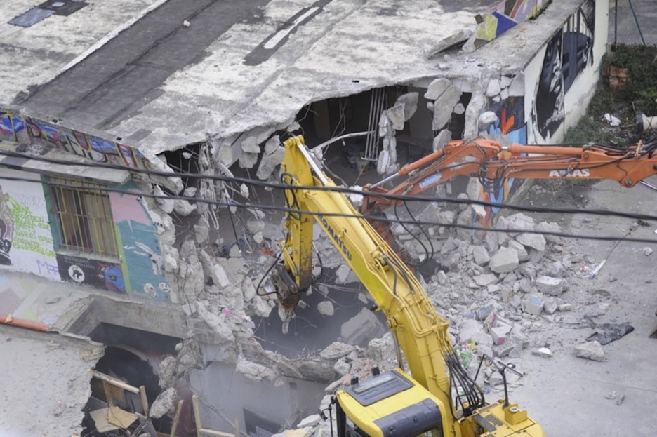 Las máquinas trabajan en el derribo. (Gorka RUBIO / ARGAZKI PRESS) Las máquinas trabajan en el derribo. (Gorka RUBIO / ARGAZKI PRESS)