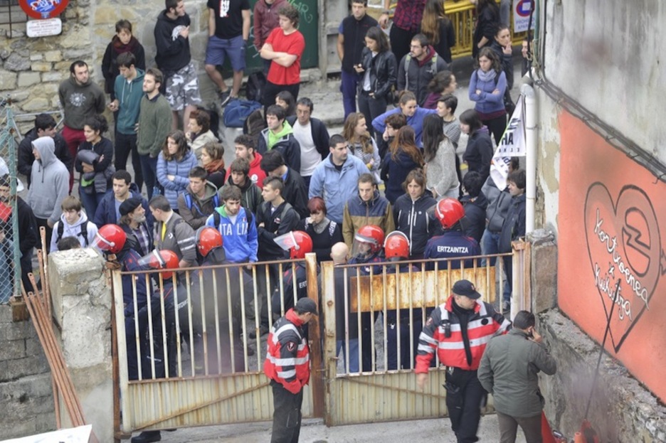 Caras de tristeza ante la pérdida de un espacio autogestionado. (Gorka RUBIO / ARGAZKI PRESS) Caras de tristeza ante la pérdida de un espacio autogestionado. (Gorka RUBIO / ARGAZKI PRESS)