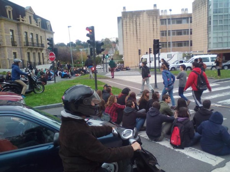 Un grupo de jóvenes ha cortado la carretera en Ategorrieta. (PIZTU.INFO) Un grupo de jóvenes ha cortado la carretera en Ategorrieta. (PIZTU.INFO)