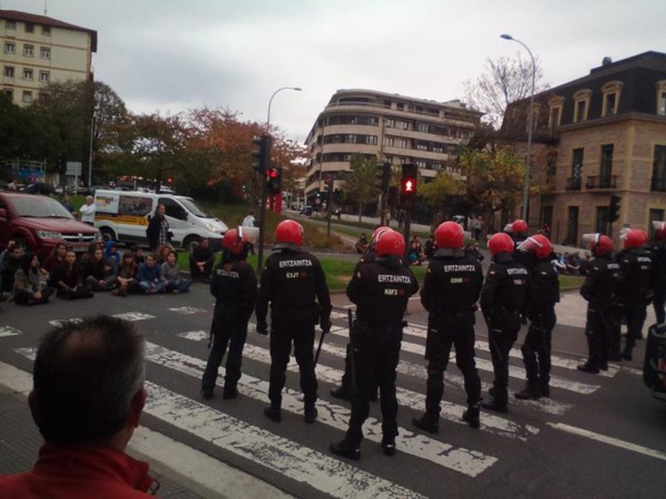 La Ertzaintza ha procedido a ‘despejar’ la carretera. (PIZTU.INFO) La Ertzaintza ha procedido a ‘despejar’ la carretera. (PIZTU.INFO)