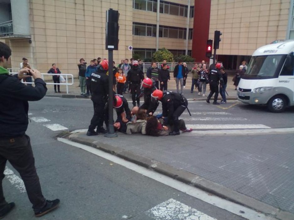 Los agentes se han empleado con dureza para desalojar a quienes protestaban. (PIZTU.INFO) Los agentes se han empleado con dureza para desalojar a quienes protestaban. (PIZTU.INFO)