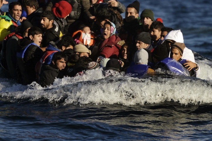 Una lancha con refugiados llega a la isla de Lesbos. (Aris MESSINIS / AFP)