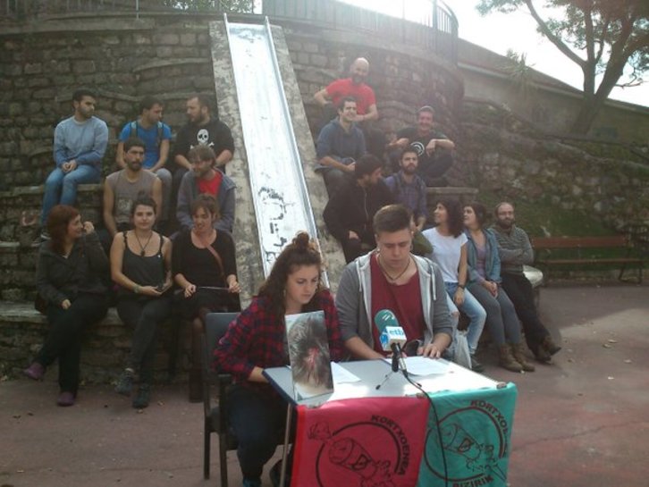 Kortxoenea gaztetxeko kideek prentsaurrekoa eman dute Donostian. (@gara_miantzi)