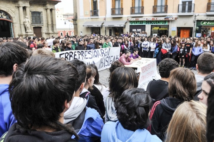 Decenas de jóvenes han respaldado la comparecencia. (Idoia ZABALETA / ARGAZKI PRESS)