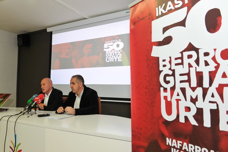 Josu Reparaz eta Fermin Erbiti, nafar ikastolen 50 urteen agenda aurkezten. (Idoia ZABALETA / ARGAZKI PRESS)