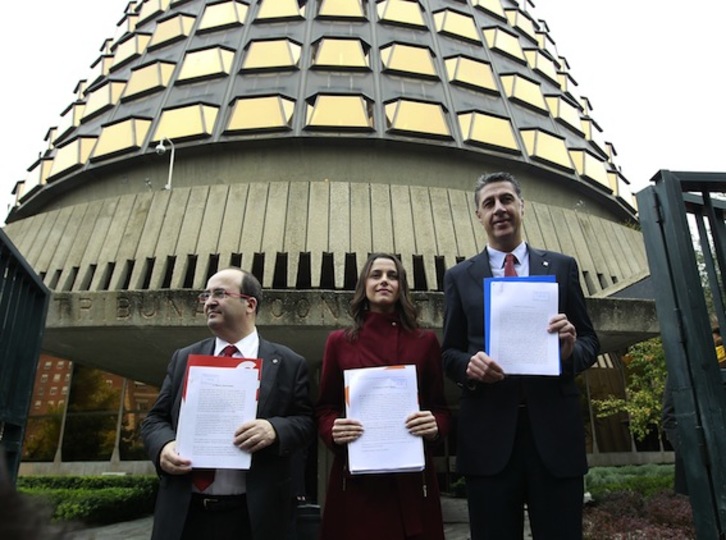 Miquel Iceta (PSC), Inés Arrimadas (C's) y Xavier García Albiol (PP), a las puertas del Constitucional. (J. DANAE/ARGAZKI PRESS)