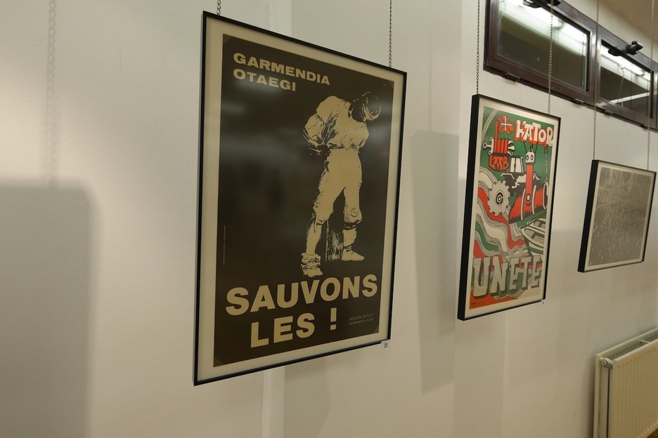 Un cartel contra la condena a muerte a José Antonio Garmendia y Anjel Otaegi. (Gotzon ARANBURU)