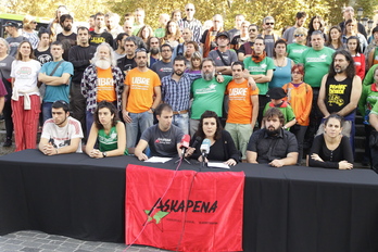 Los cinco encausados de Askapena han comparecido arropados. (ARGAZKI PRESS)