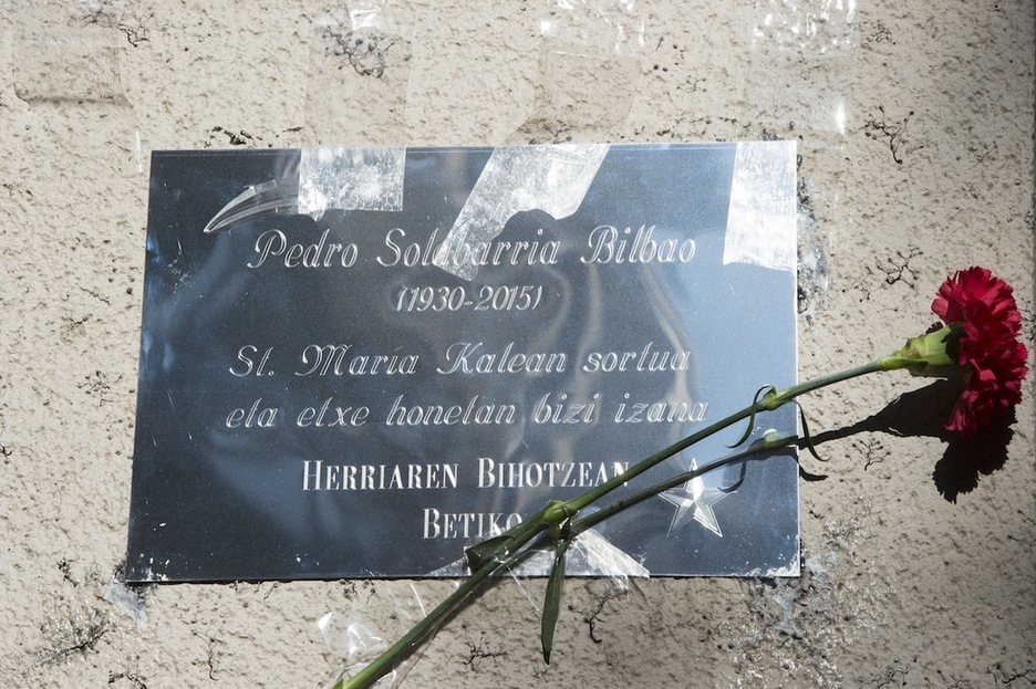 Jaio zen kalean plaka bat ezarri dute bere omenean. (Marisol RAMIREZ / ARGAZKI PRESS)