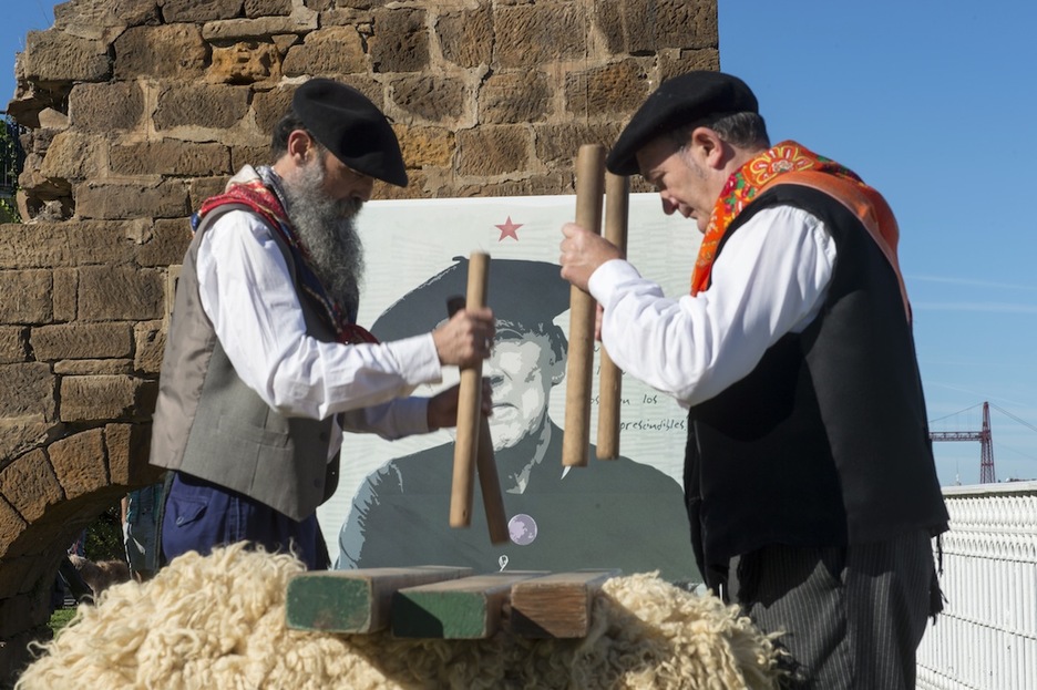 Txalapartaren soinupean eman diote agurra Periko Solabarriari. (Marisol RAMIREZ / ARGAZKI PRESS)