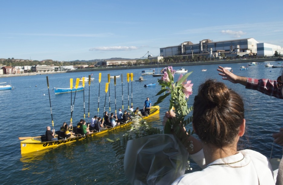 Lore sortarekin eta arraunak goian egin diote agurra. (Marisol RAMIREZ / ARGAZKI PRESS)