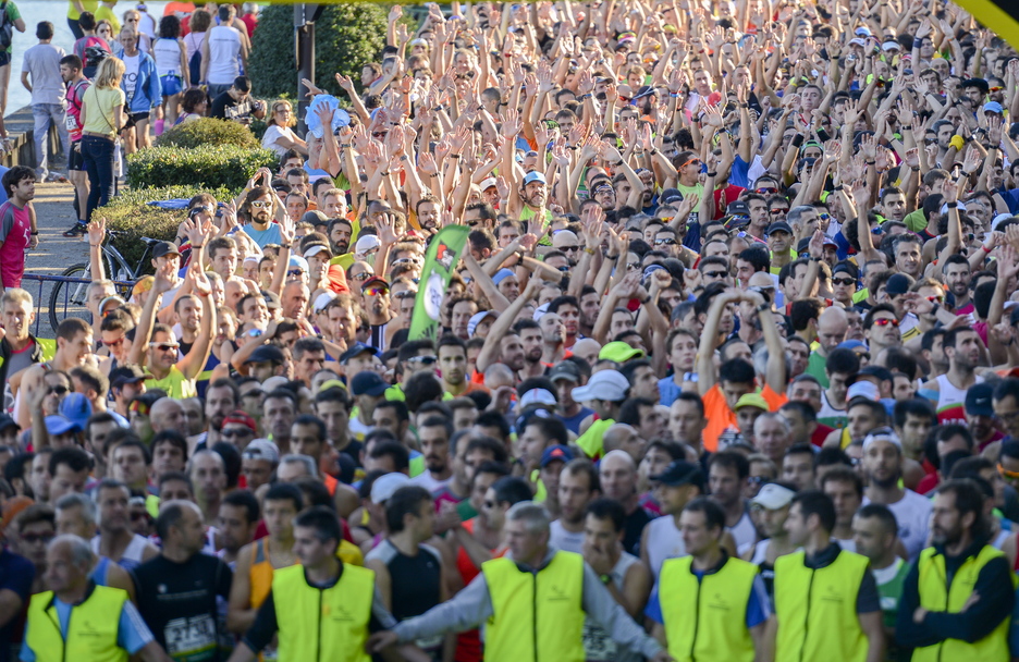 Miles de corredores preparados para emprender la carrera. (Gorka RUBIO / ARGAZKI PRESS)
