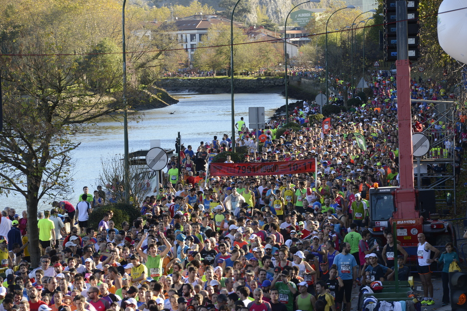 Repartidos por dorsales a la espera de tomar la salida. (Gorka RUBIO / ARGAZKI PRESS)