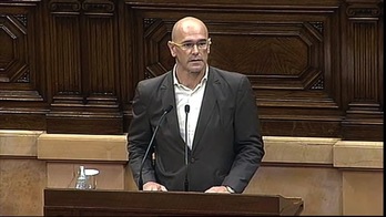 Raül Romeva defiende la declaración durante el pleno. (@Parlament_cat)
