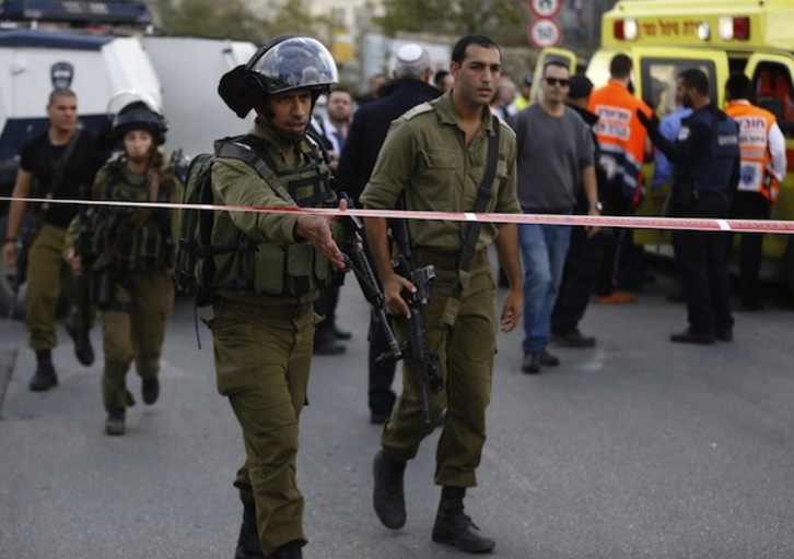 Soldados israelíes, desplegados junto al asentamiento de Beitar Illit, en Cisjordania. (Ahmad GHARABLI/AFP PHOTO)