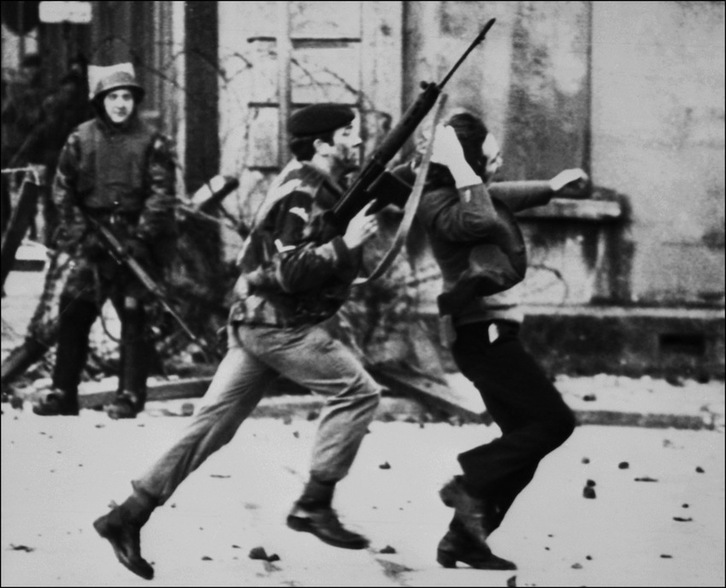Un militar agarra a una manifestante en los sucesos del Domingo Sangriento en Derry. (AFP)