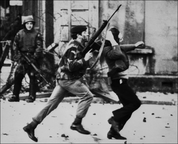 Un militar agarra a una manifestante en los sucesos del Domingo Sangriento en Derry. (AFP)