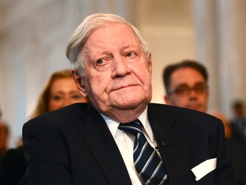 Helmut Schmidt, 2013ko apirileko argazki batean. (Franziska KRAUFMANN/AFP) 