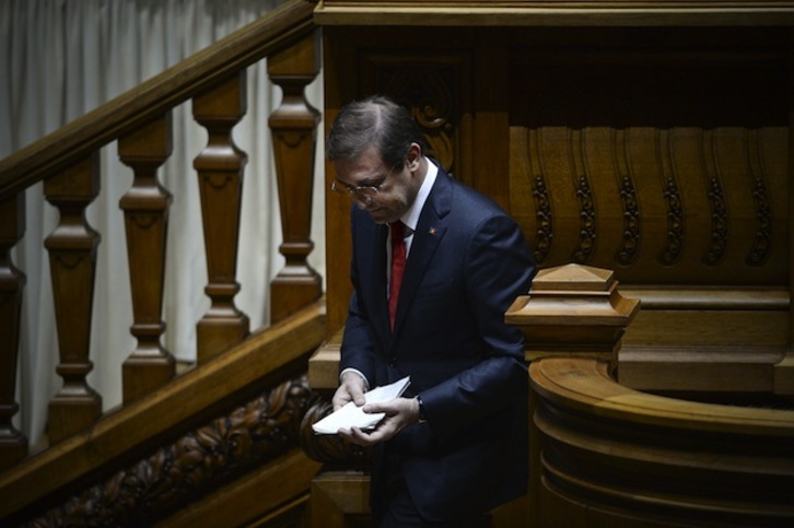 Passos Coelho baja del estrtado tras pronunciar su discurso. (PATRICIA DE MELO MOREIRA / AFP)