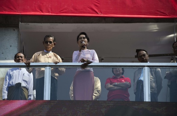 La líder opositora Aung San Suu Kyi, en una aparición pública tras los comicios. (Nicolas ASFOURI/AFP PHOTO) 