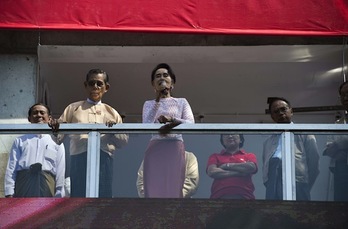 La líder opositora Aung San Suu Kyi, en una aparición pública tras los comicios. (Nicolas ASFOURI/AFP PHOTO) 