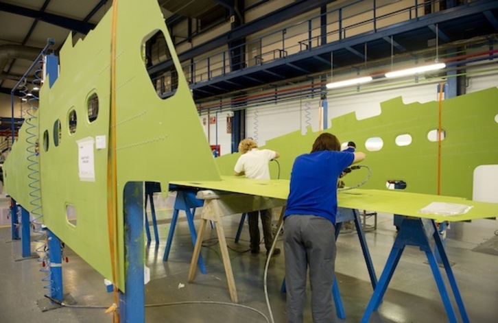 Dos mujeres trabajan en la planta de Aernnova en Berantevilla. (Raul BOGAJO/ARGAZKI PRESS)
